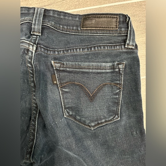 Levi’s in Dark Navy (Almost Black) Wash, Skinny Medium Rise Jeans, Size 2 or 4 - Picture 4 of 5